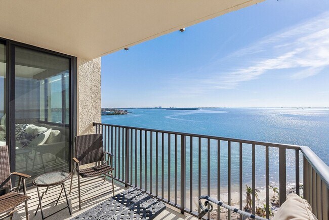 Building Photo - Spacious Waterfront 2/2 condo - Furn. or U...