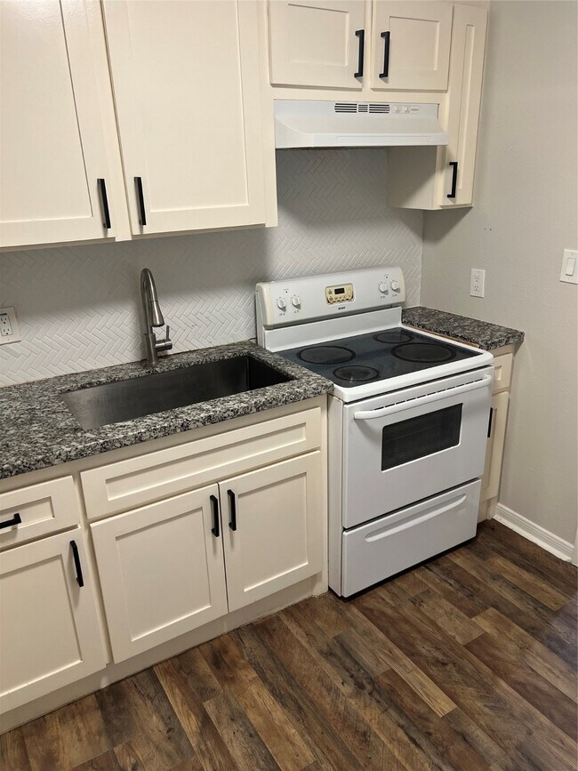 Foto del edificio - 7909 Brutus St