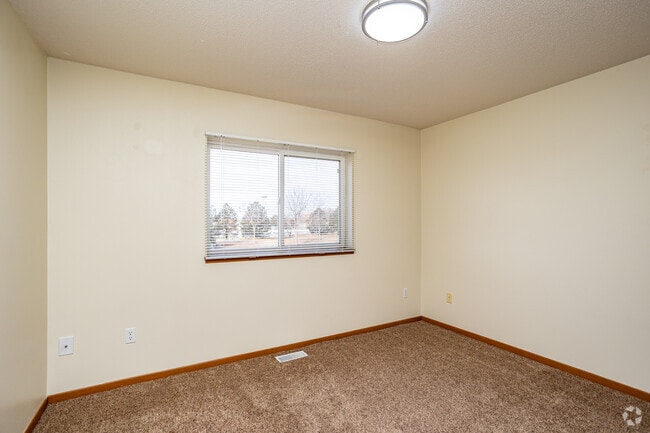 2BR, 1BA - 1,013SF - Primary Bedroom - West Briar