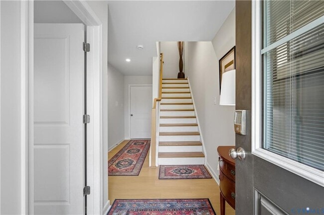 Foto del edificio - Like new 3 level townhome with garage convenient to Hancock Village