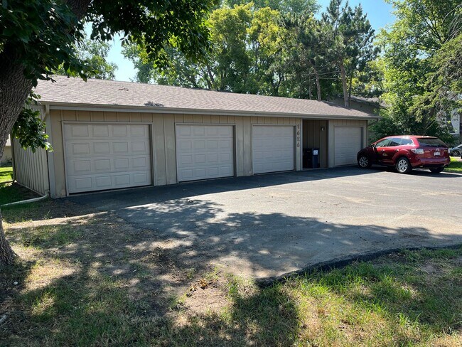 Foto del edificio - 2-bedroom & 1-bath Apartment + Garage in Hudson WI