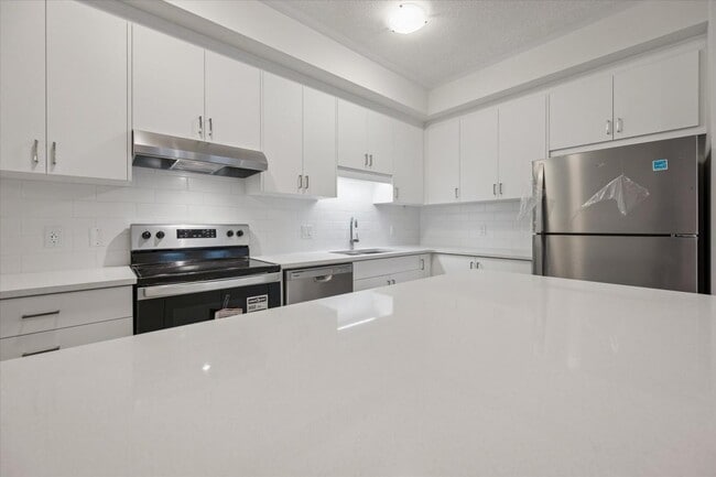 Building Photo - 61 Reverie Way