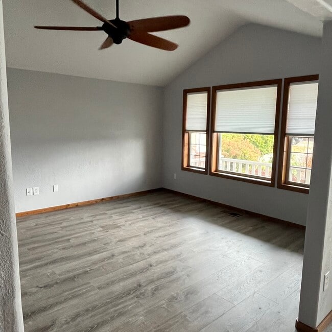 Sala de estar delantera - 107 Applewood Dr