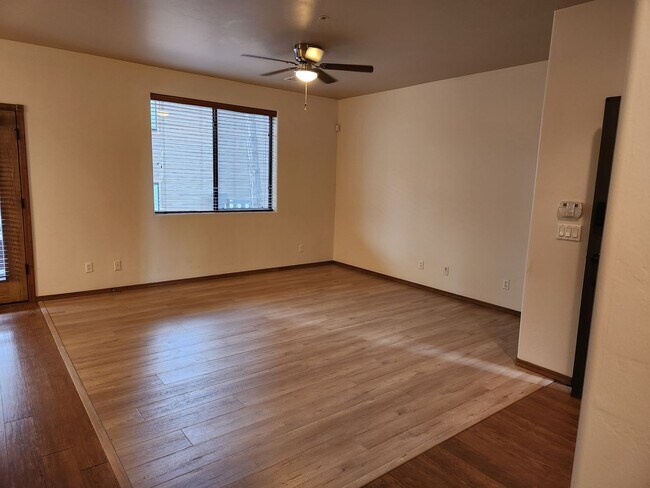 Building Photo - Desirable Bison Cove ~ Unfurnished 2 bed /...