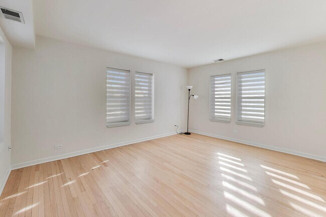 Foto del edificio - 1 W Oak Ave