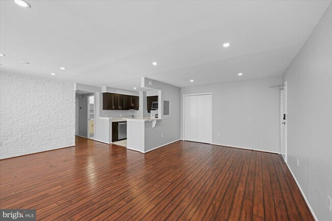 Foto del edificio - 4 S Van Dorn St