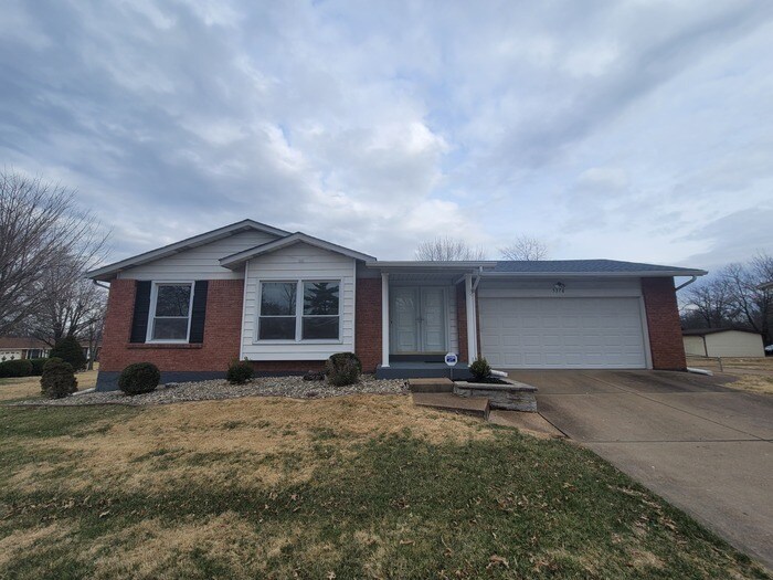 Primary Photo - 5378 Stonehurst Dr Saint Louis, MO 63129
