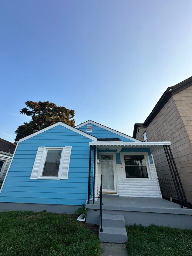 Primary Photo - Cute 2 bedroom House with garage, large ba...