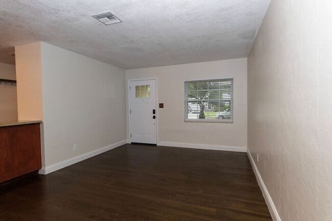 Building Photo - 4 bed/3 bath in College Park