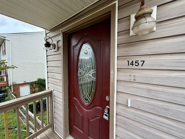 Building Photo - 1457 Avon St