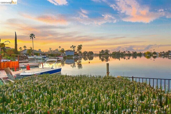 Foto del edificio - 5545 Drakes Ct