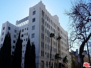 Building Photo - 570 N Rossmore Ave