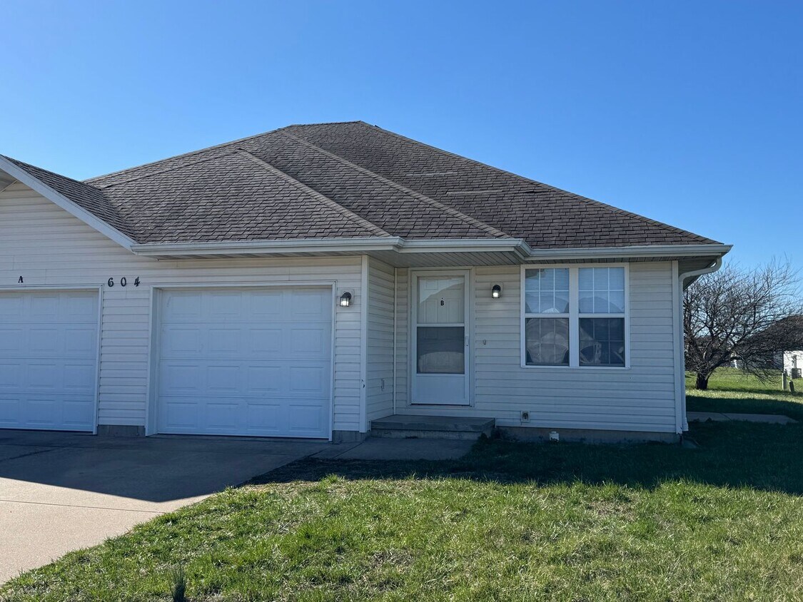 Foto principal - 2 Bedroom, 2 Bathroom Duplex in Clever MO