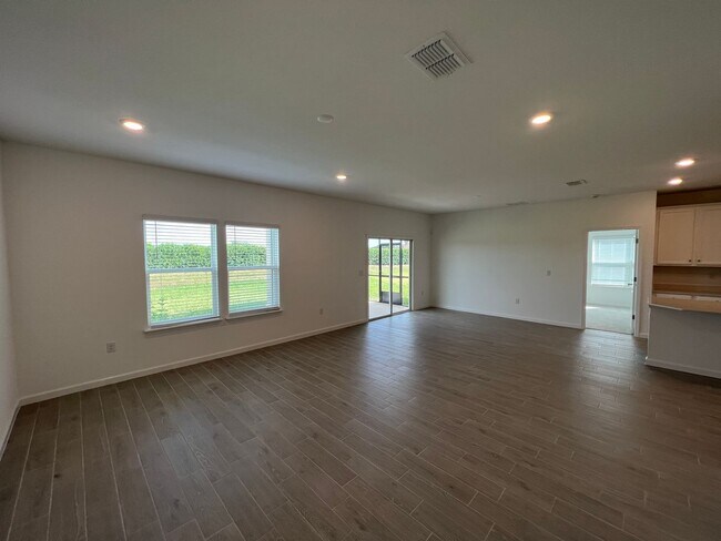 Foto del edificio - Available NOW! Be the FIRST to live in thi...