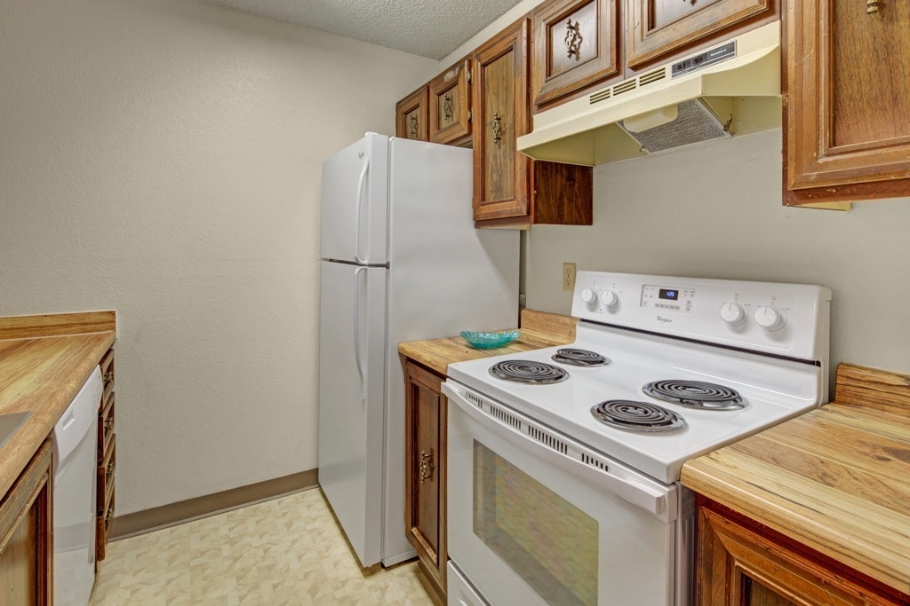 Park Plaza Apartments - Kitchen - Park Plaza