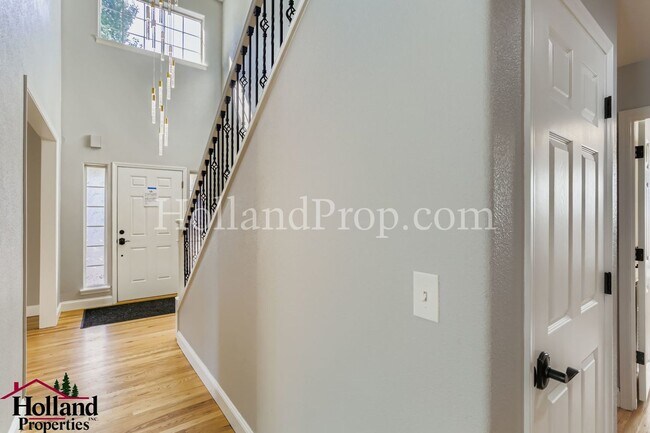 Foto del edificio - Modern 4-Bedroom Home with Office, Outdoor...