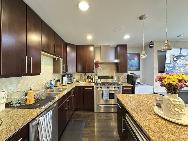 Foto del edificio - 907 N Damen Ave