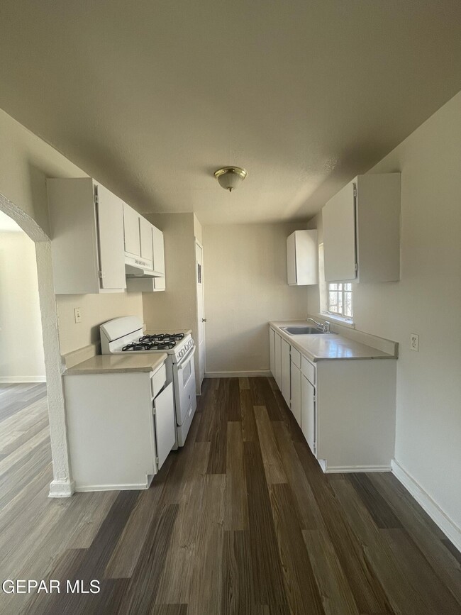 Foto del edificio - 7135 Stiles Dr