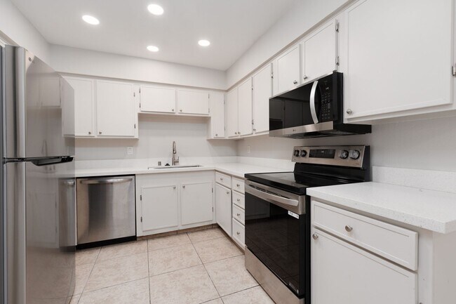 Foto del edificio - Recently renovated 3 br unit on 2nd floor of gated Desert Shores community