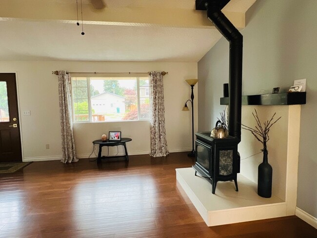 Building Photo - Beautiful yard, 3 bedroom 1 bath rambler i...