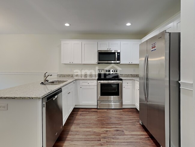 Building Photo - 105 St James Ct