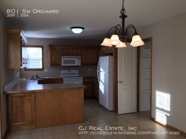 Building Photo - 801 SW Orchard Ct