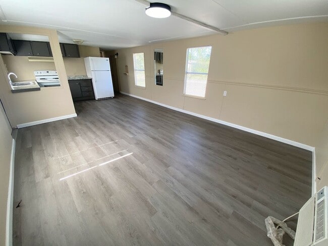 Building Photo - Affordable 1-Bed Mobile Home in Sulphur, L...