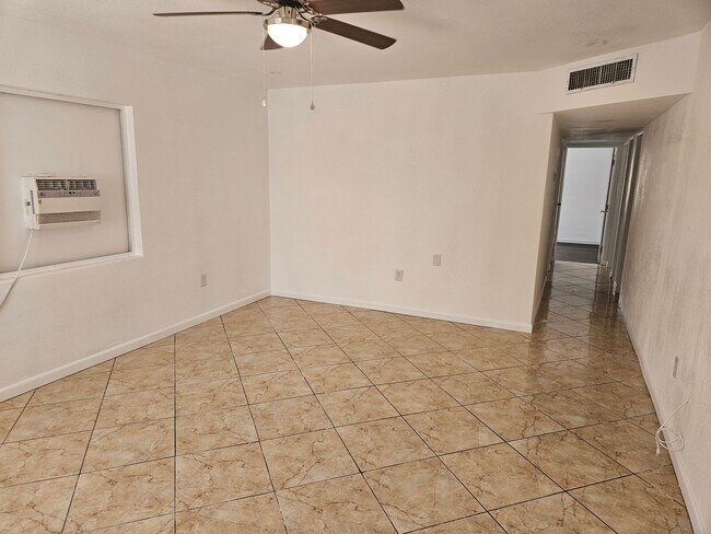 Building Photo - 3 bed/2 bath home, freshly remodeled in ce...