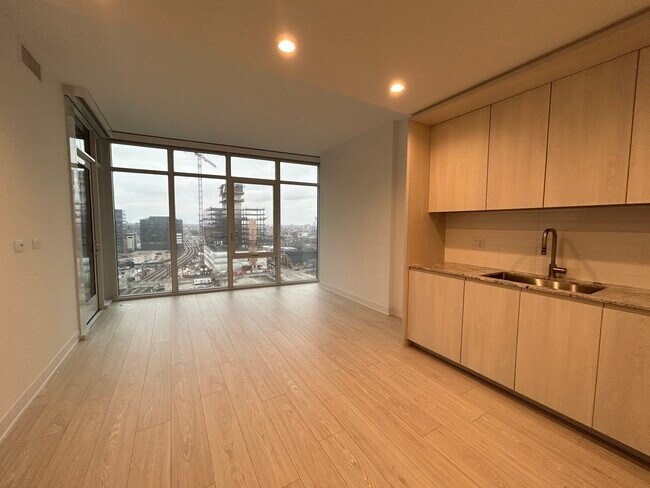 Building Photo - 949 N Elston Ave