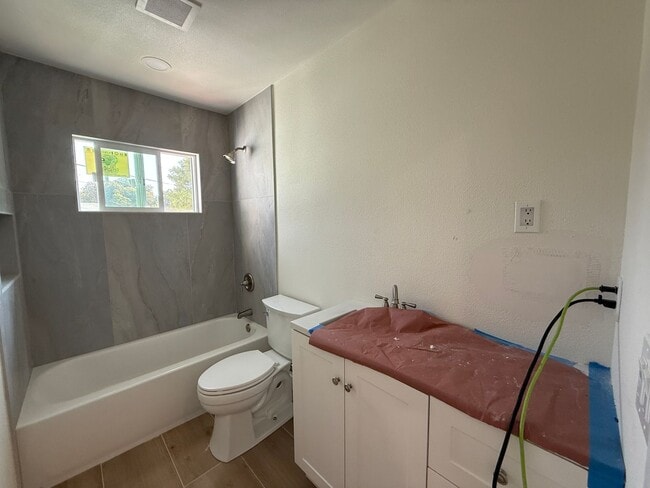 Foto del edificio - BRAND NEW REMODEL (2026) - Large 9 Bedroom House on Faber