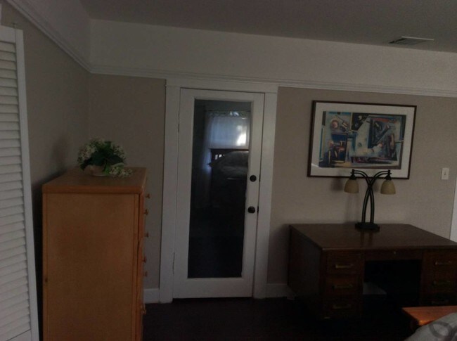 Building Photo - 826 N Dos Robles Pl