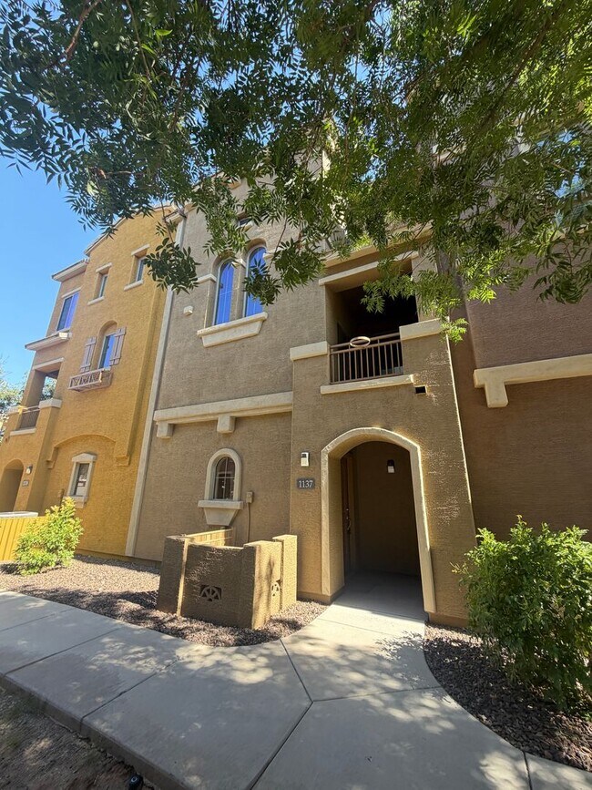 Foto del edificio - beautiful 2 bed, 2.5 bath condominium in the elegant Via De Cielo gated community in Chandler!