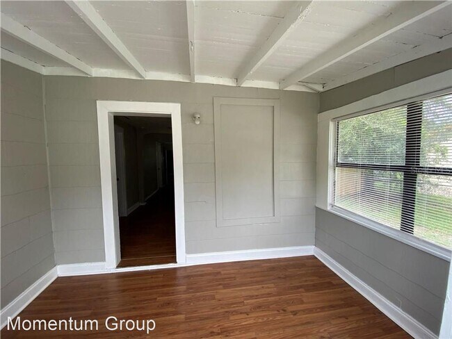 Foto del edificio - 3 br, 1 bath House - 2910 E. Lake Ave.