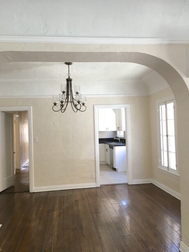 Foto del edificio - 363 N Curson Ave