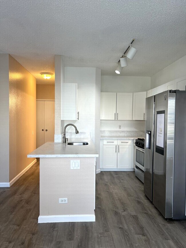 Foto del edificio - Palm Court 2 bedroom and 2 bathroom ground floor unit with 2 parking