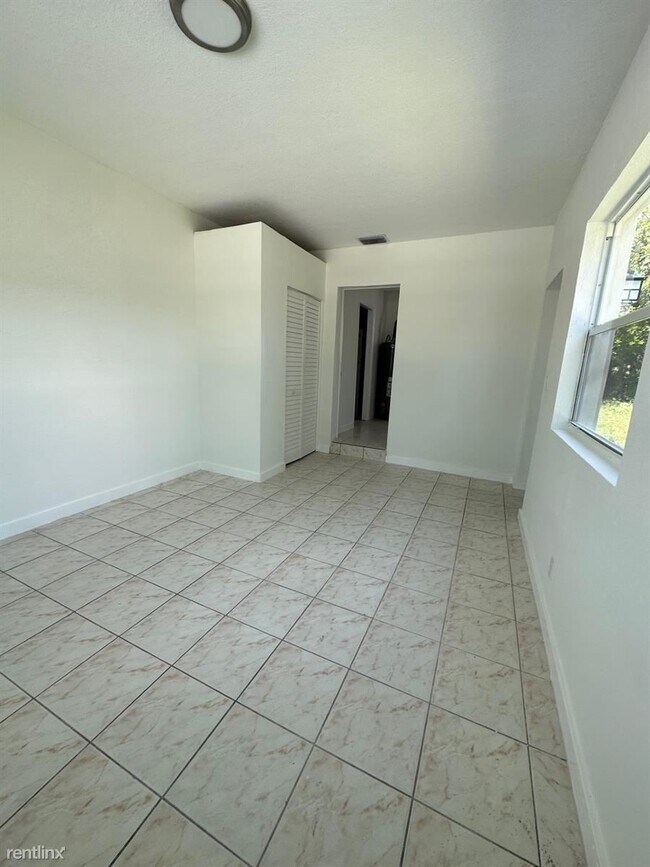 Foto del edificio - 4 br, 2 bath House - 4051 NE 4th Ave
