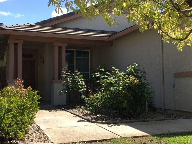 Building Photo - Well Maintained Single Level 4 Bedroom, Fo...