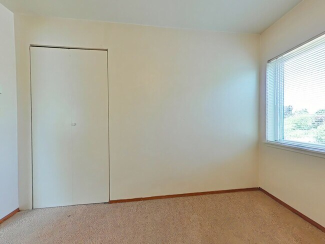 Foto del edificio - 2 Bedroom Apartment ~ Close to Campus ~ Ca...