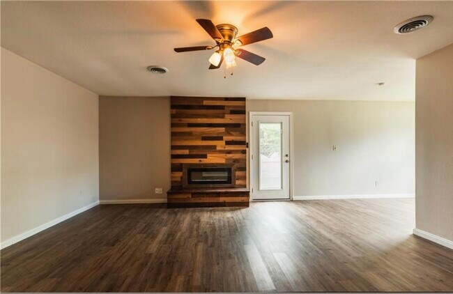 Building Photo - 324 Rodric Dr