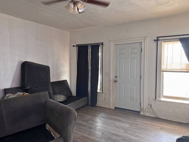 Building Photo - Spacious 2 bed, 1 bath home in Highland!