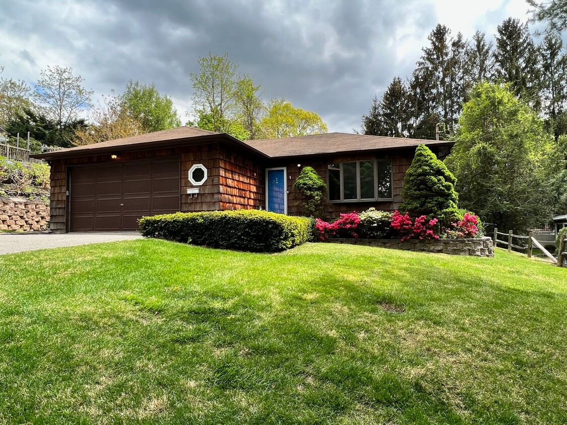 Primary Photo - Terrific 3 Bed/2 Bath Home in Oyster Bay!