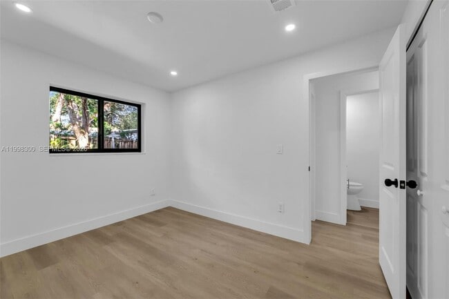 Foto del edificio - 1595 NE 143rd St