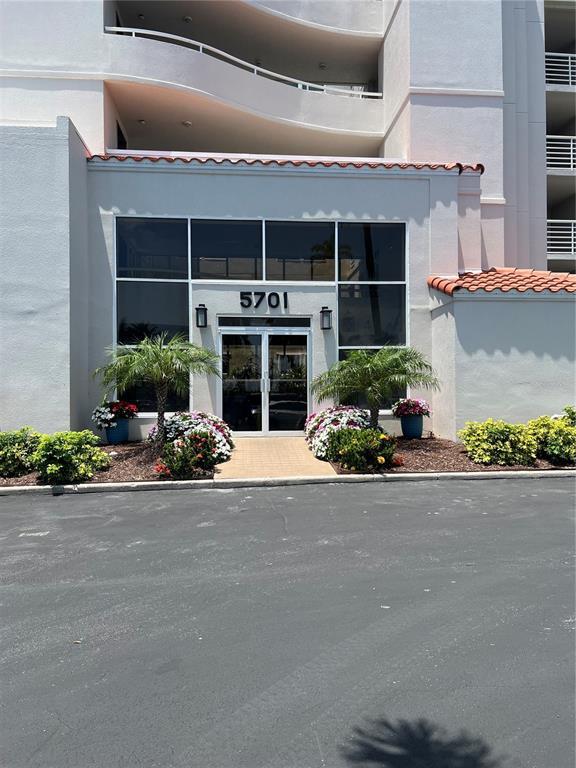 Building Photo - 5701 Bahia Del Mar Cir N