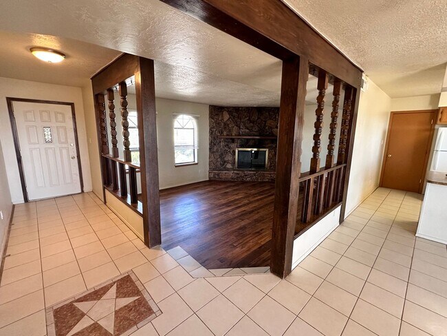 Building Photo - 3 Bedroom 2 Bathroom with 3 Car Garage