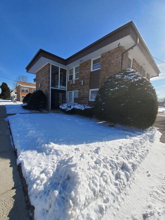 MAIN BUILDING ENTRANCE - 1007 29th St