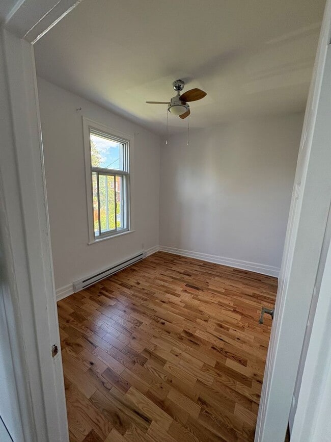 Chambre fermée avec rangement - 6361 Av 12E