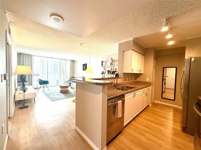 Building Photo - 1155 Brickell Bay Dr