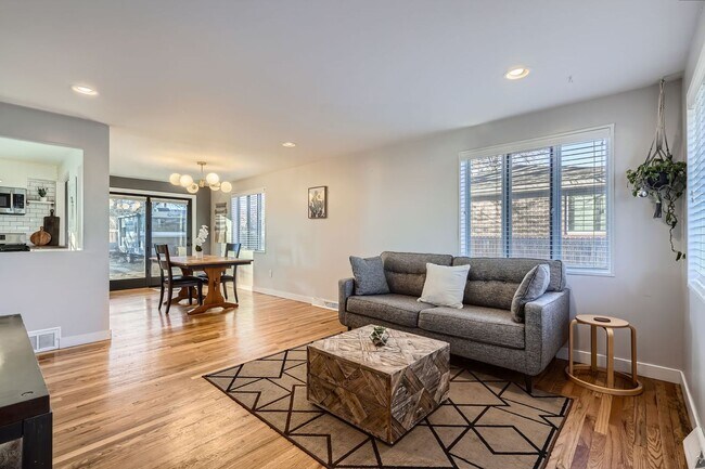 Foto del edificio - Charming, Fully Updated Home with Unique Features!