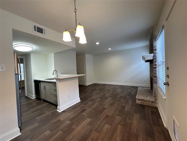 Building Photo - 8003 Woodway Dr