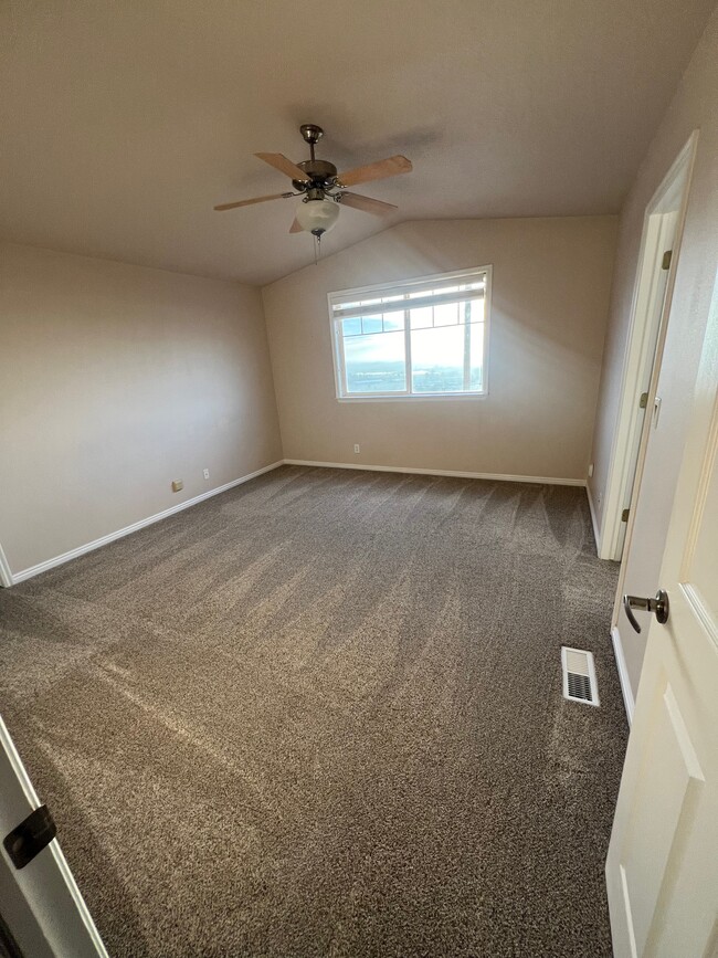 Building Photo - 1305 Alpine Loop